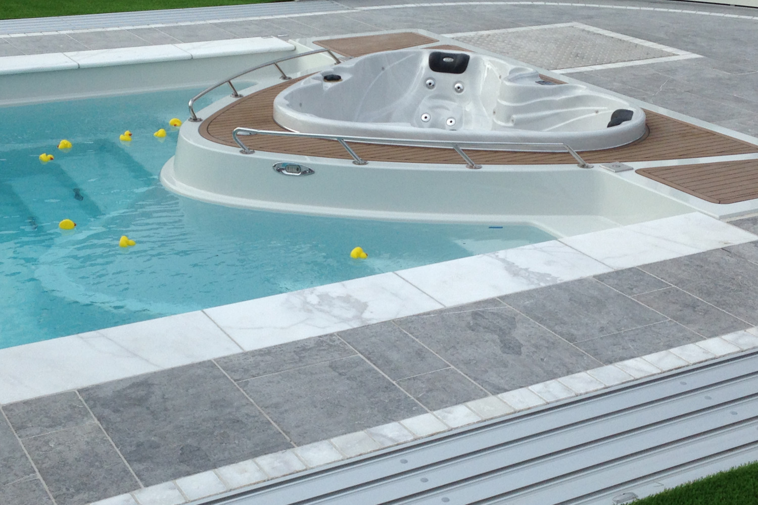 karbon keramia medence compass yachtpool 02 1